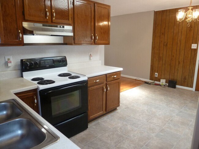 Building Photo - Beautiful 3 bedroom house with wood floors...