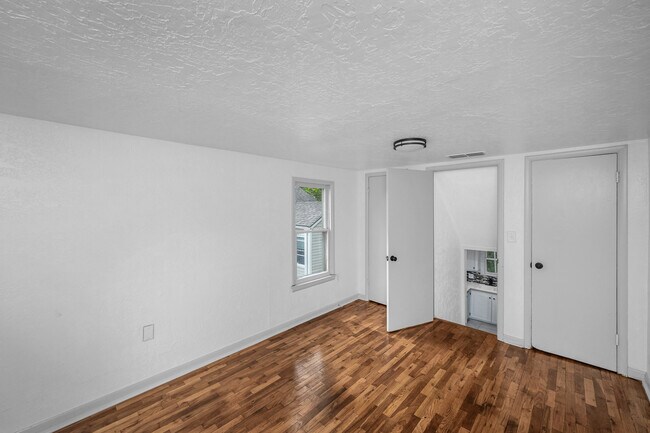 Building Photo - 1925 NW Oak Ave