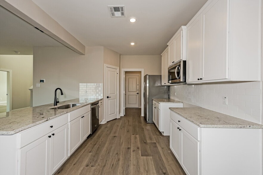 Building Photo - 308 Live Oak Ln