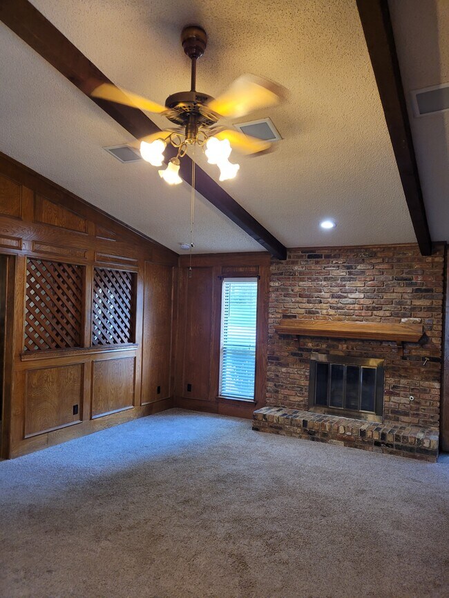 Living room - 706 S Forest Ln