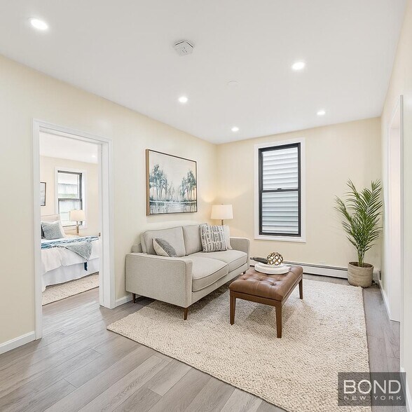 Primary Photo - 261 Manhattan Ave