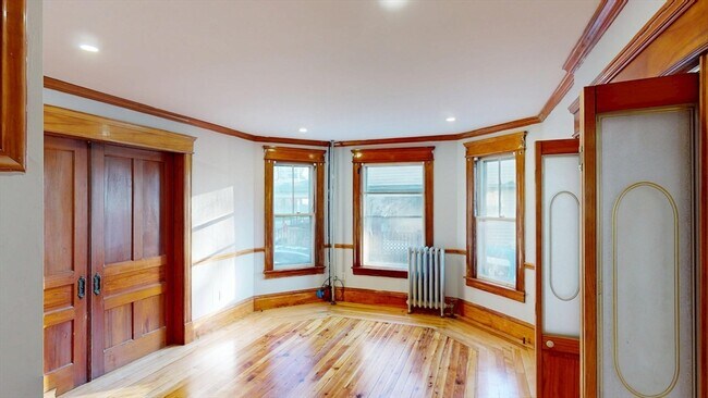 Building Photo - 168 Oak St