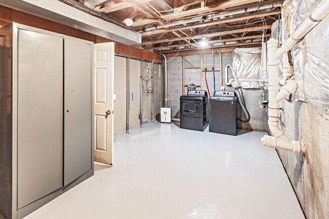 Building Photo - Exceptionally Nice 3 BR 2.5 BA Townhome in River Walk