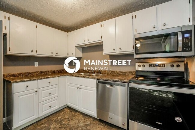 Building Photo - 3 Bedroom Pet-Friendly Home in COLUMBUS, OH with Main Street Renewal