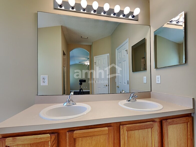 Building Photo - 9215 Hawks Haven Ct