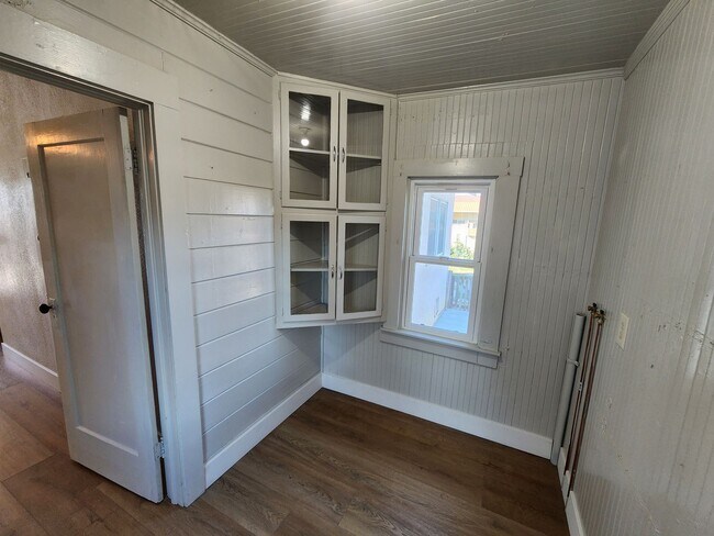 Building Photo - 555 Wallis Ave