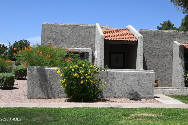 Building Photo - 7253 N Vía Nueva