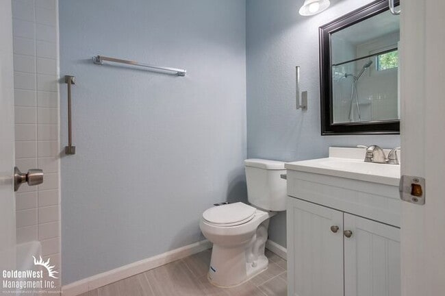 Building Photo - Modern & Spacious 2Bdm 2.5Ba Condo in Cany...