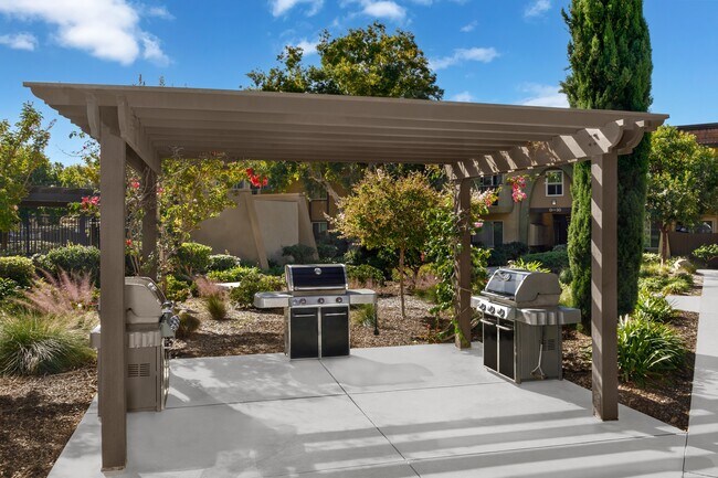 Building Photo - Los Arbolitos Oxnard Apartments