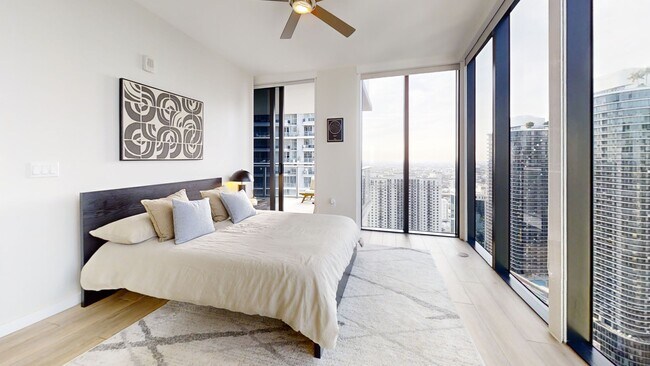Building Photo - 1010 Brickell Ave