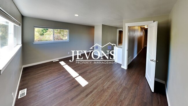 Building Photo - Near Randall Park - Charming home with two kitchens and washer/dryer included!