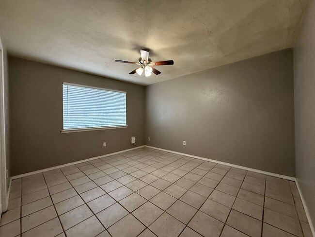 Building Photo - BREWSTER ESTATES duplex available NOW!