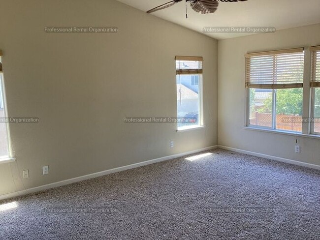 Building Photo - Large family home in desirable area