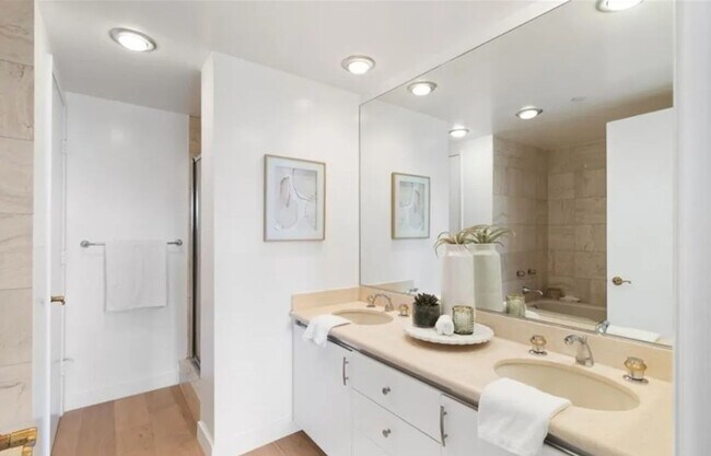 Building Photo - 2-Bedroom, 2-Bathroom Home in Prime Long B...