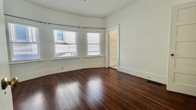 Building Photo - Well-maintained, Charming Victorian-style ...