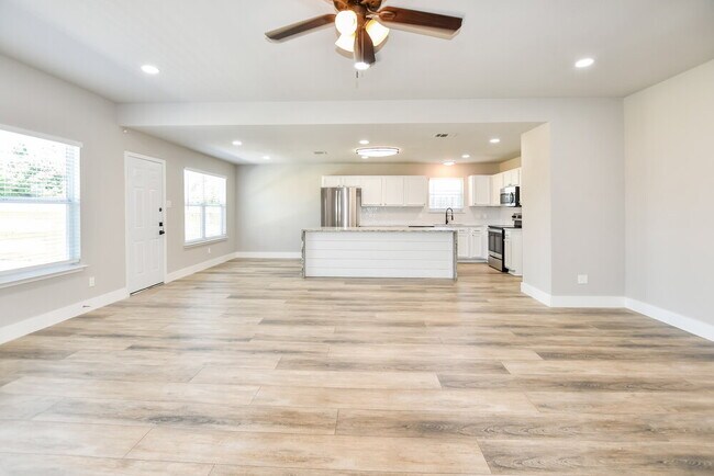 Building Photo - 1621 Lesli Dr