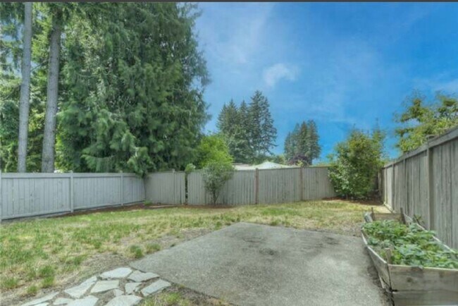 Building Photo - Beautiful Town House in Olympia
