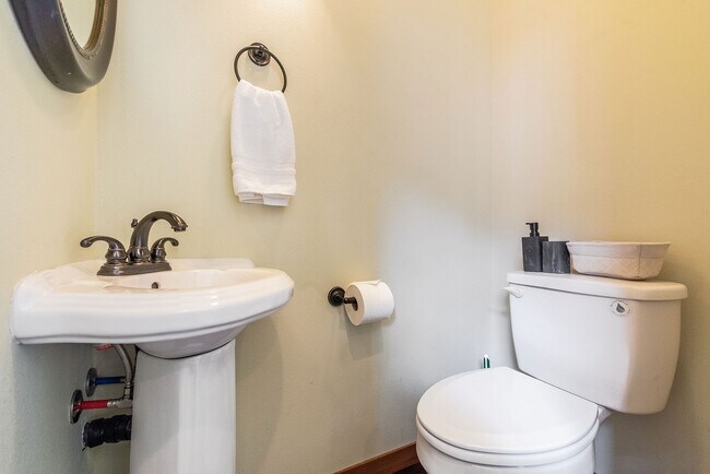 Building Photo - Lincoln Square Townhomes