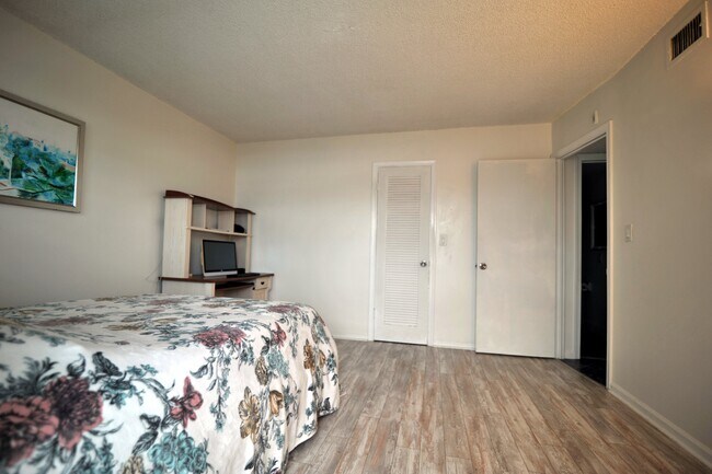 Building Photo - 3051 NE 48th St