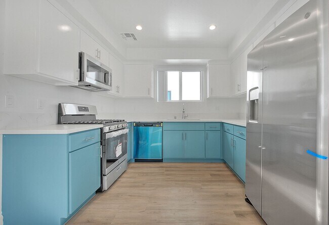 Building Photo - 5850 Vineland Ave