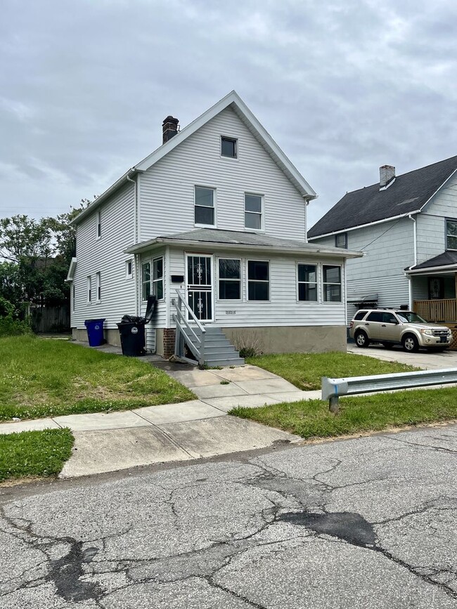 Building Photo - 3623 E 103rd St