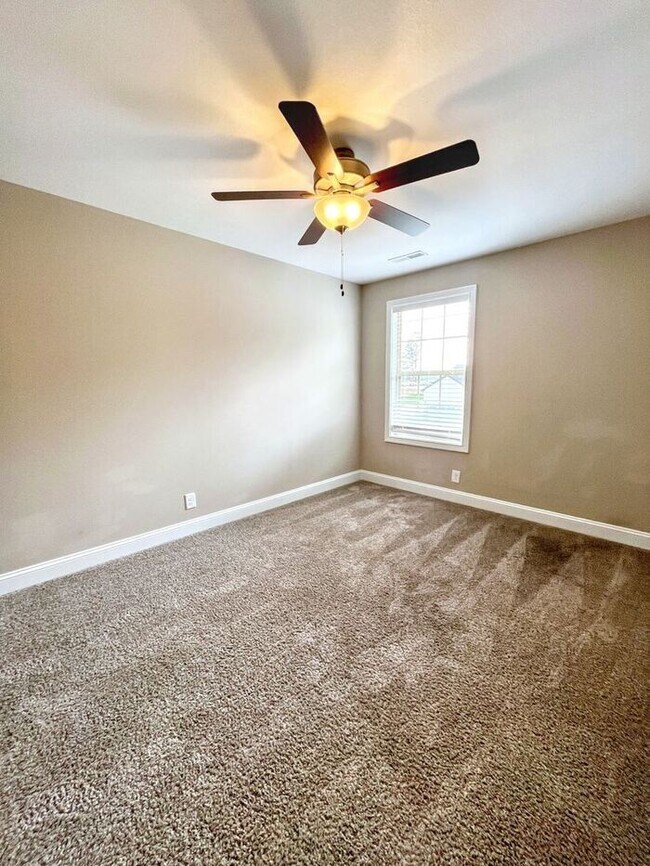 Building Photo - Spacious 3-Bedroom Home in a Prime Locatio...