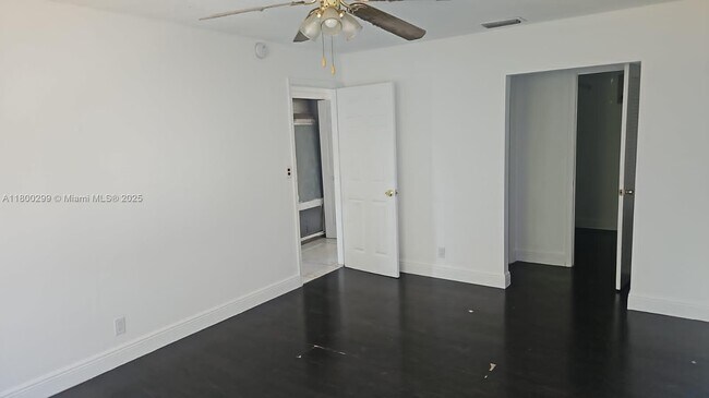 Building Photo - 5300 NW 18th Ct