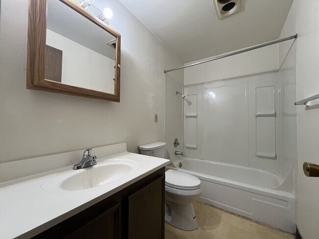 Building Photo - CCO867