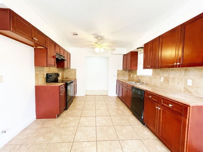 Building Photo - Spacious 4 Bedroom Home with Bonus Room in O'Neal Place