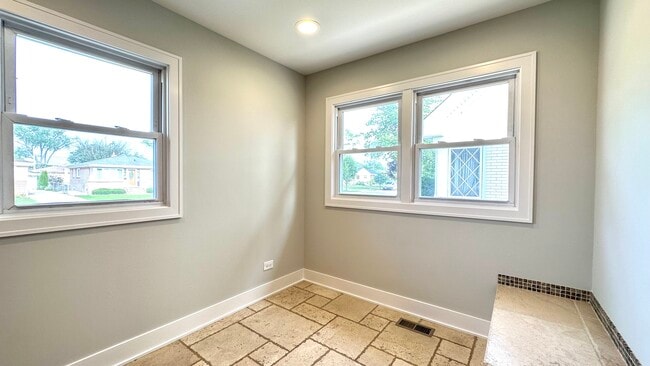 Building Photo - 4833 N Ozark Ave