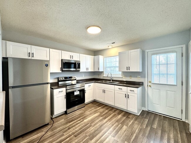 Building Photo - Gorgeous Duplex! Completely Remodeled!