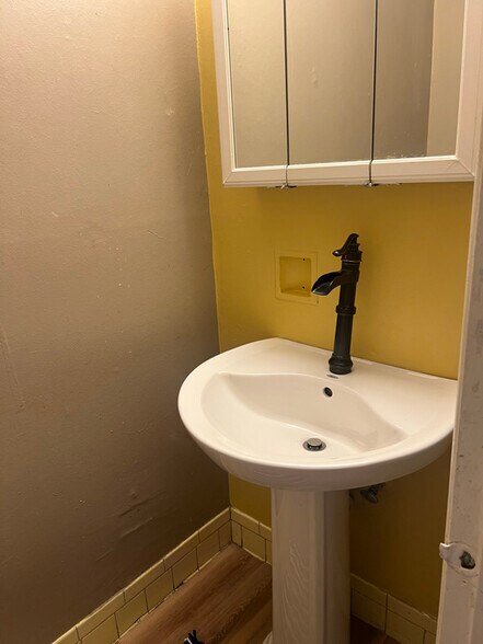 Building Photo - 8413 Cottonwood Dr