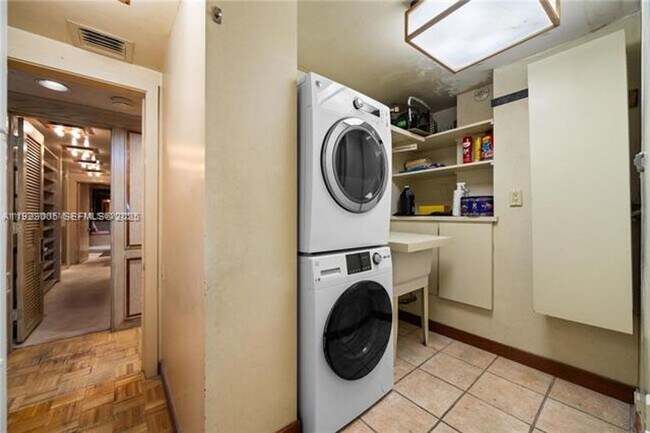 Building Photo - 11111 Biscayne Blvd