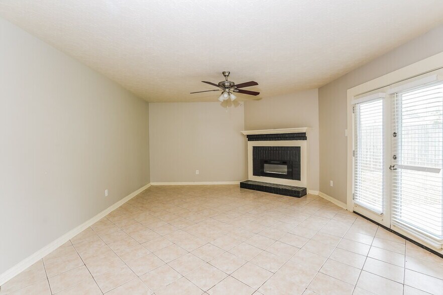 Building Photo - 8310 Woodland Willows Dr