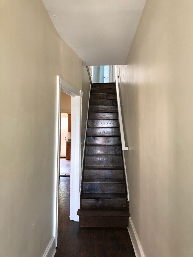Building Photo - Fantastic 4 Bedroom/ 1 Bath Renovated Home...