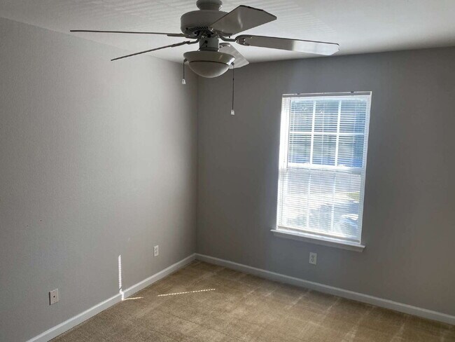 Building Photo - Beautiful 3 Bedroom 3 Bath