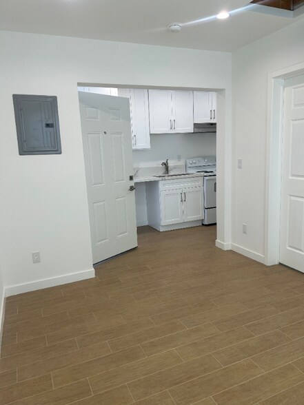 Building Photo - 3221-3223 W 73rd St