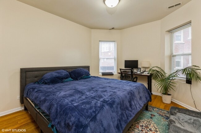 Building Photo - 6423 N Greenview Ave