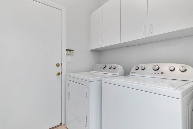 Building Photo - VERY CUTE 2 BEDROOM, SINGLE STORY HOME IN "GREEN VALLEY RANCH!!"