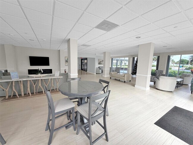 Building Photo - 405 N Ocean Blvd