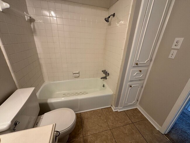 Building Photo - MOVE IN READY! SPACIOUS TOWNHOME IN BOSSIE...