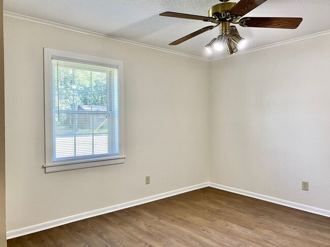 Building Photo - Immaculate 3 Bedroom 1.5 Bath