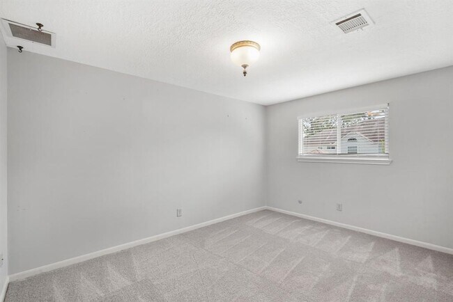 Building Photo - 907 Dominion Dr