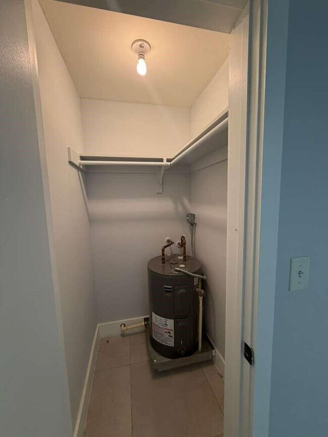 Building Photo - 820 N Victoria Park Rd