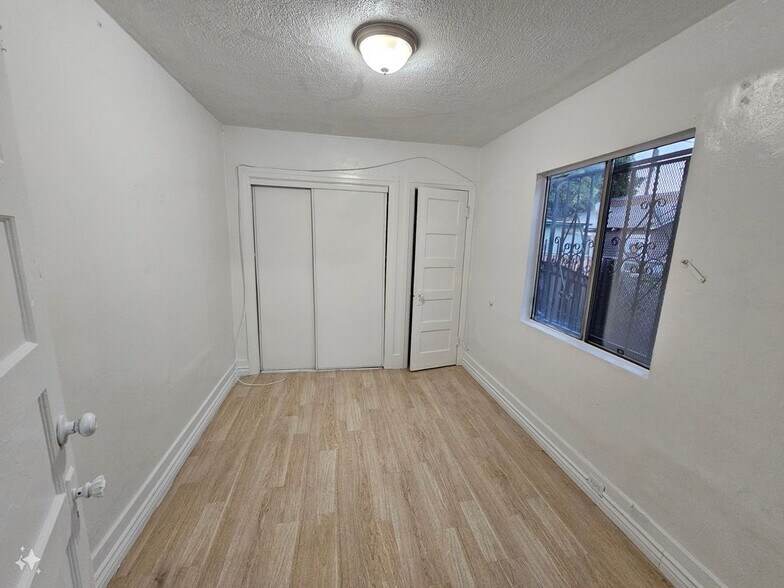 Building Photo - 713 1/2 West 57th Street