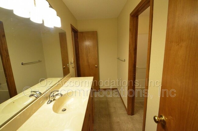 Building Photo - 311 NE Timbercreek Dr