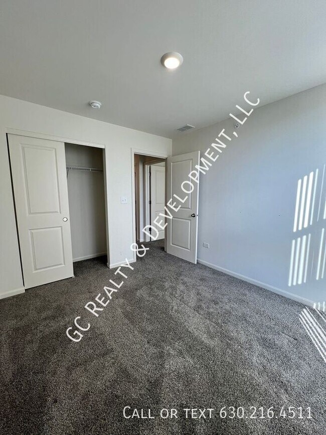 Building Photo - 2217 Parkside Dr