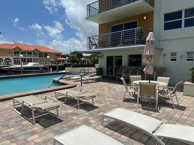 Building Photo - 2900 NE 30th St