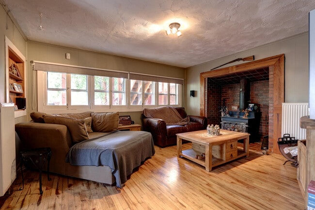 Building Photo - Bungalow in Desirable Highlands! Location Matters!