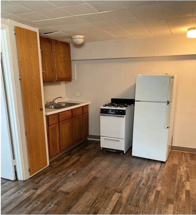 Interior Photo - 605 W University Ave